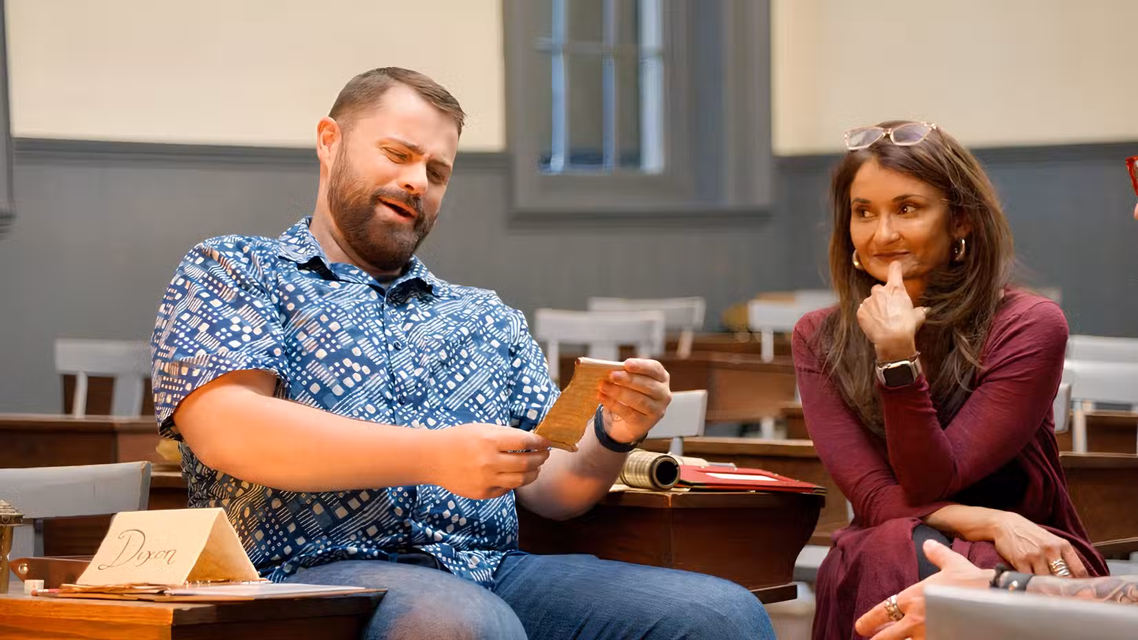 Monty Martin de Dungeons Dudes e a atriz Anjali Bhimani ponderam uma pista em Tales From Woodcreek.