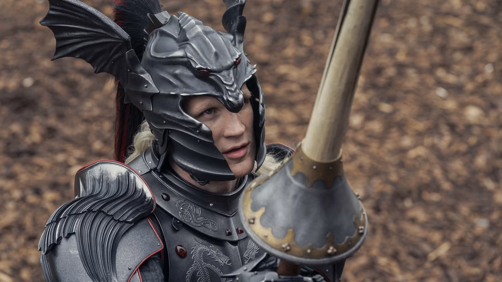 Daemon (Matt Smith) segurando sua lança em House of the Dragon, da HBO