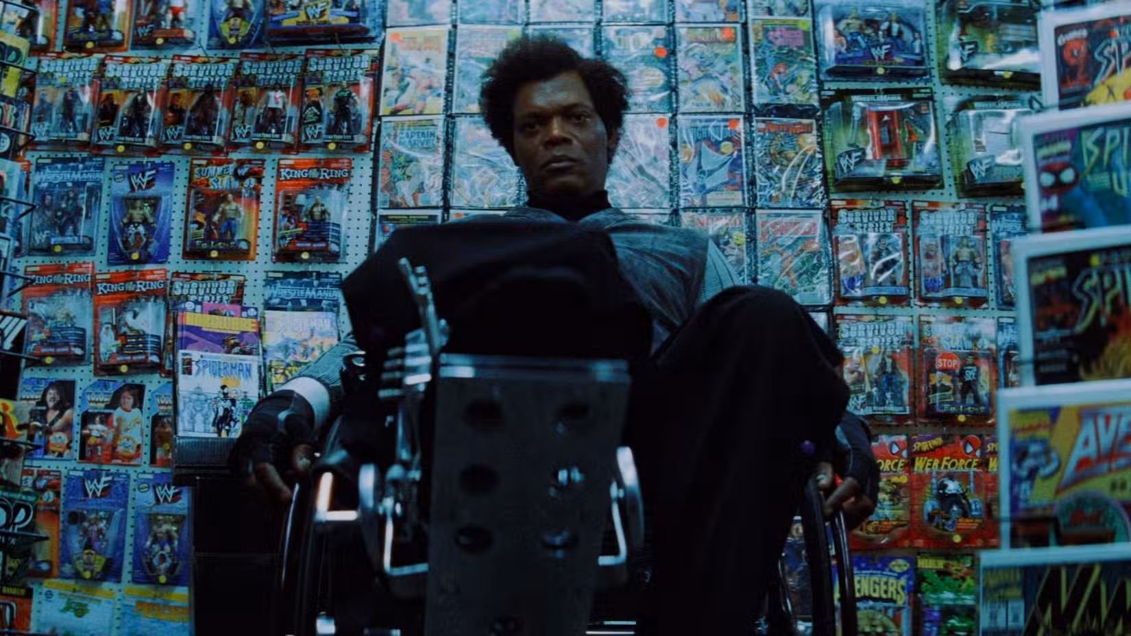 Samuel L. Jackson (Elijah) sentado em uma loja de quadrinhos em Unbreakable