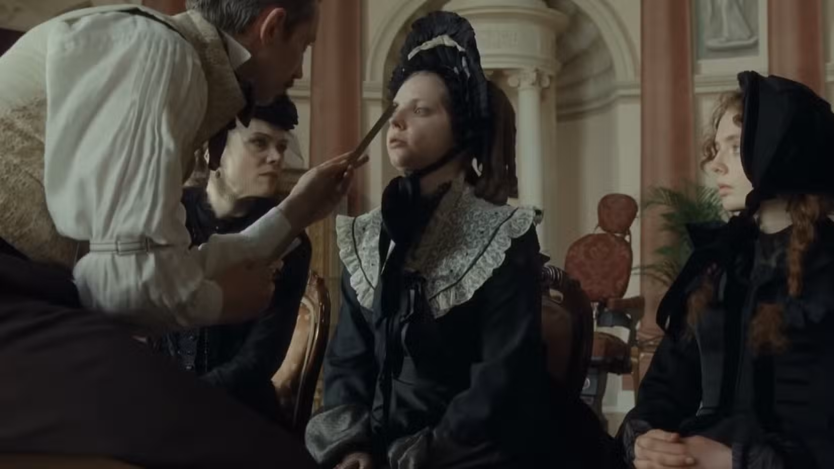 Elvira vai ao médico com a mãe e a irmã para ver como tirar o aparelho, mas sai com uma plástica no nariz.