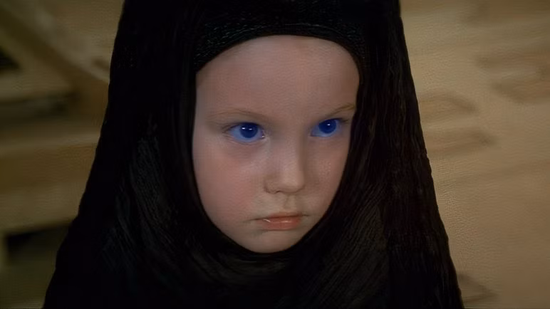 Uma menina com um capuz preto e olhos azuis brilhantes em Duna, de David Lynch
