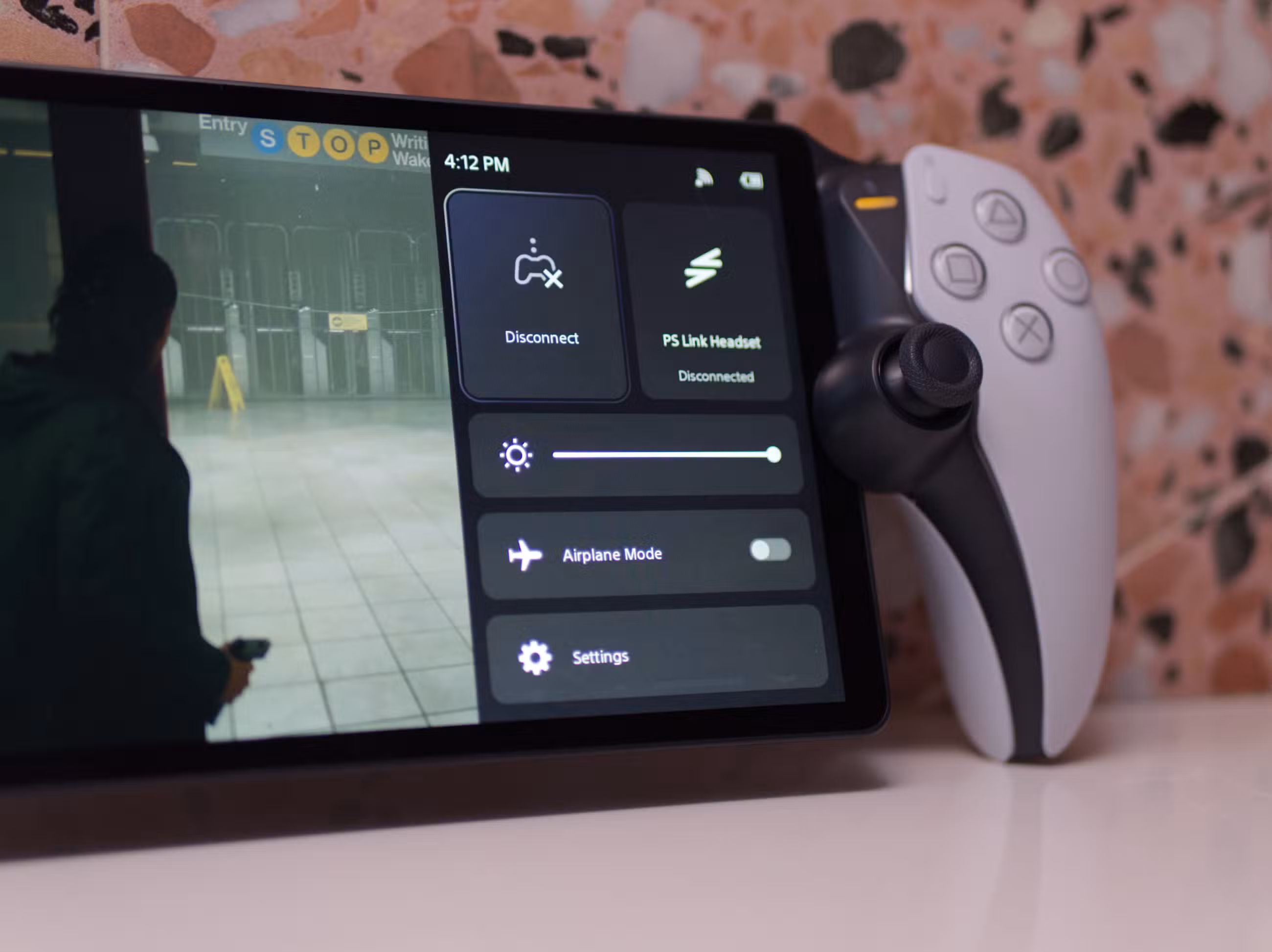 uma foto aproximada da interface do menu no PlayStation Portal enquanto ele executa Alan Wake 2