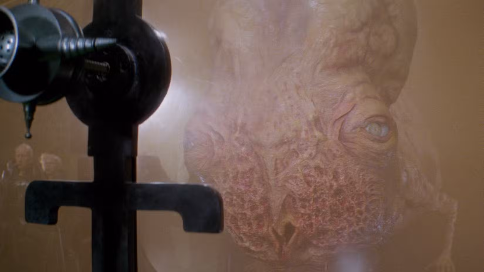 Um navegador enrugado e mutante em um tanque em Duna, de David Lynch