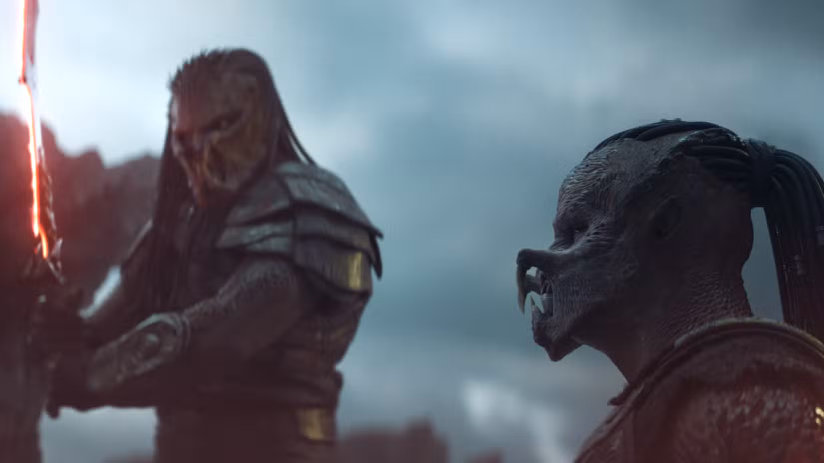 Kwei (Mike Homik) segura uma espada laser enquanto Dek (Dimitrius Schuster-Koloamatangi) é contido em Predator: Badlands