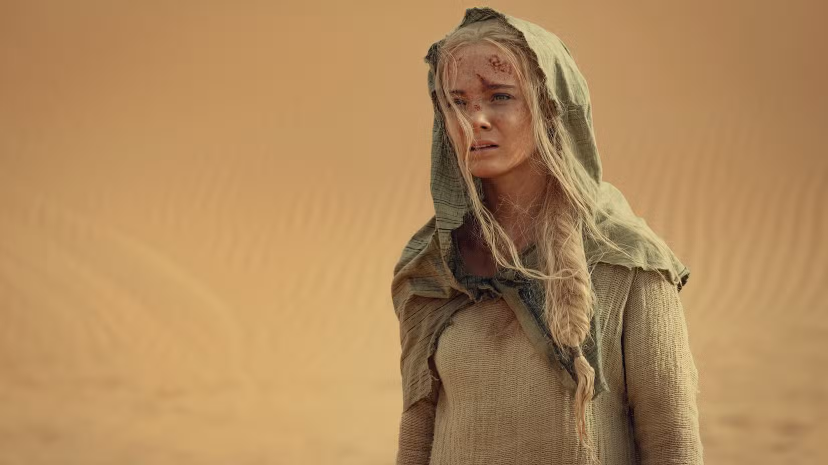 Ciri (Freya Allan) vagueia pelo deserto na 3ª temporada de The Witcher