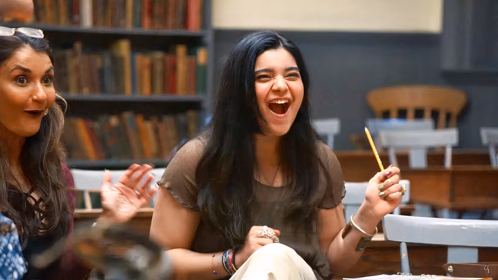 A atriz da Sra. Marvel, Iman Vellani, reage com choque a um momento em Tales From Woodcreek.