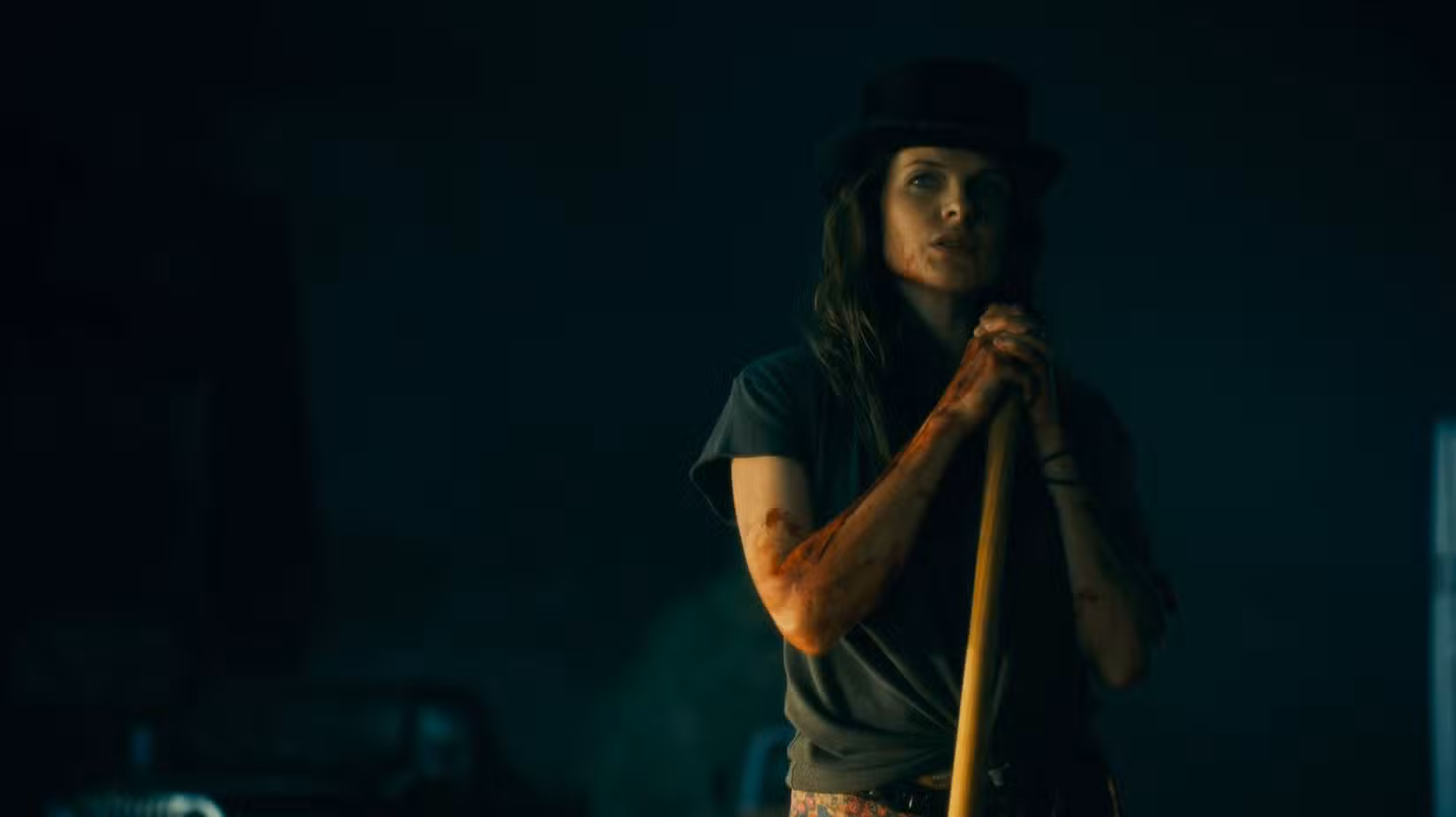 Rose the Hat (Rebecca Ferguson) coberta de sangue após assassinar o menino do beisebol em Doctor Sleep