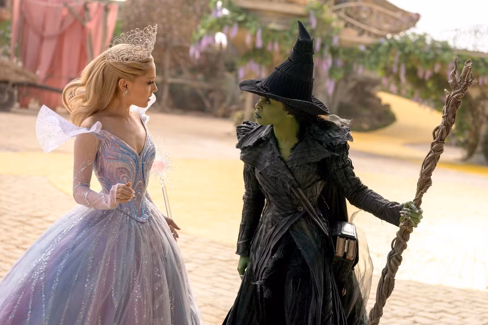 Glinda (Ariana Grande) e Elphaba (Cynthia Erivo) se enfrentam em uma cidade deserta de Munchkin em Wicked: For Good
