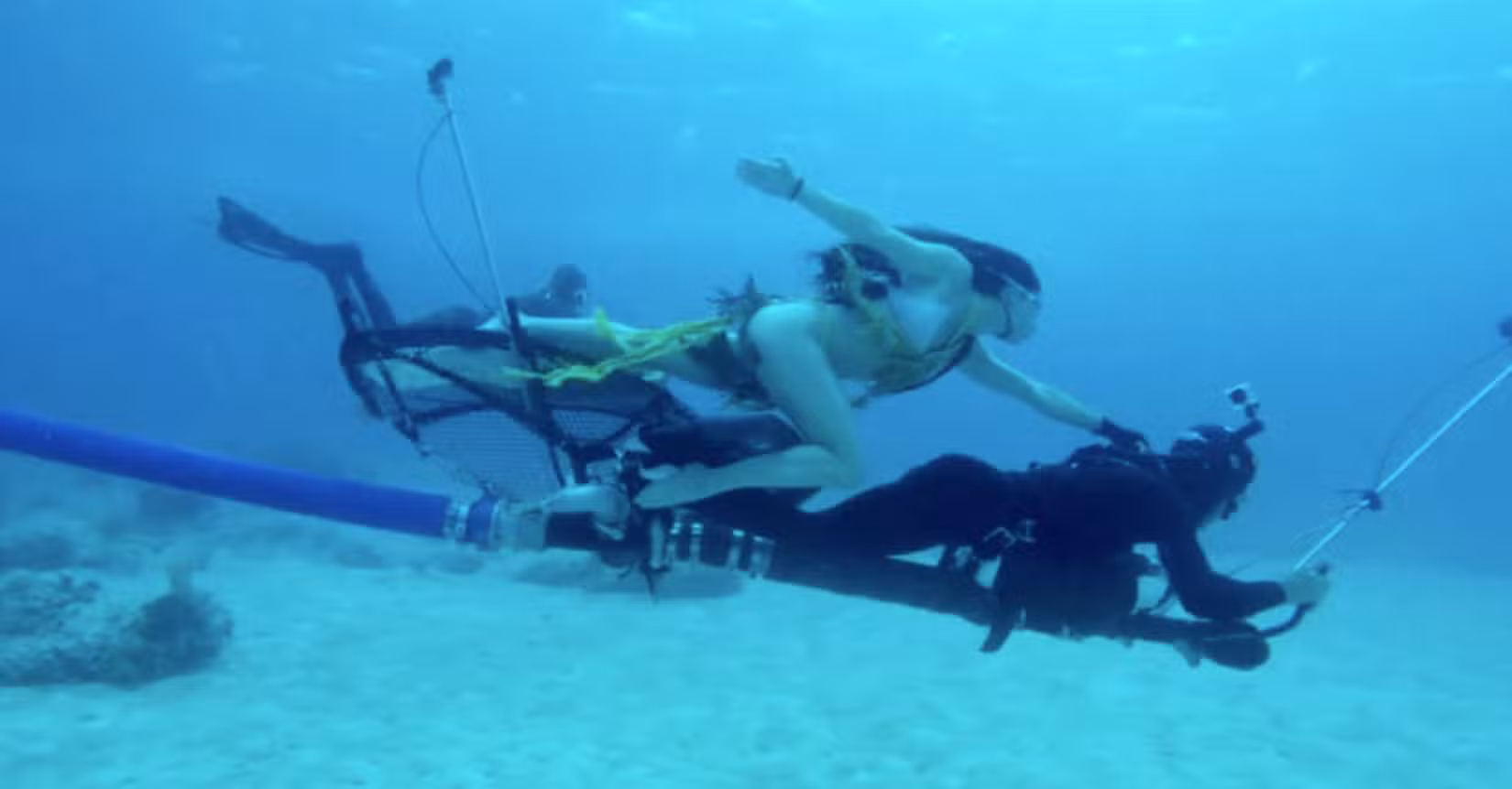 Um dublê segura um motorista de Jetovator durante uma das sessões de captura de performance subaquática de Avatar no Caribe