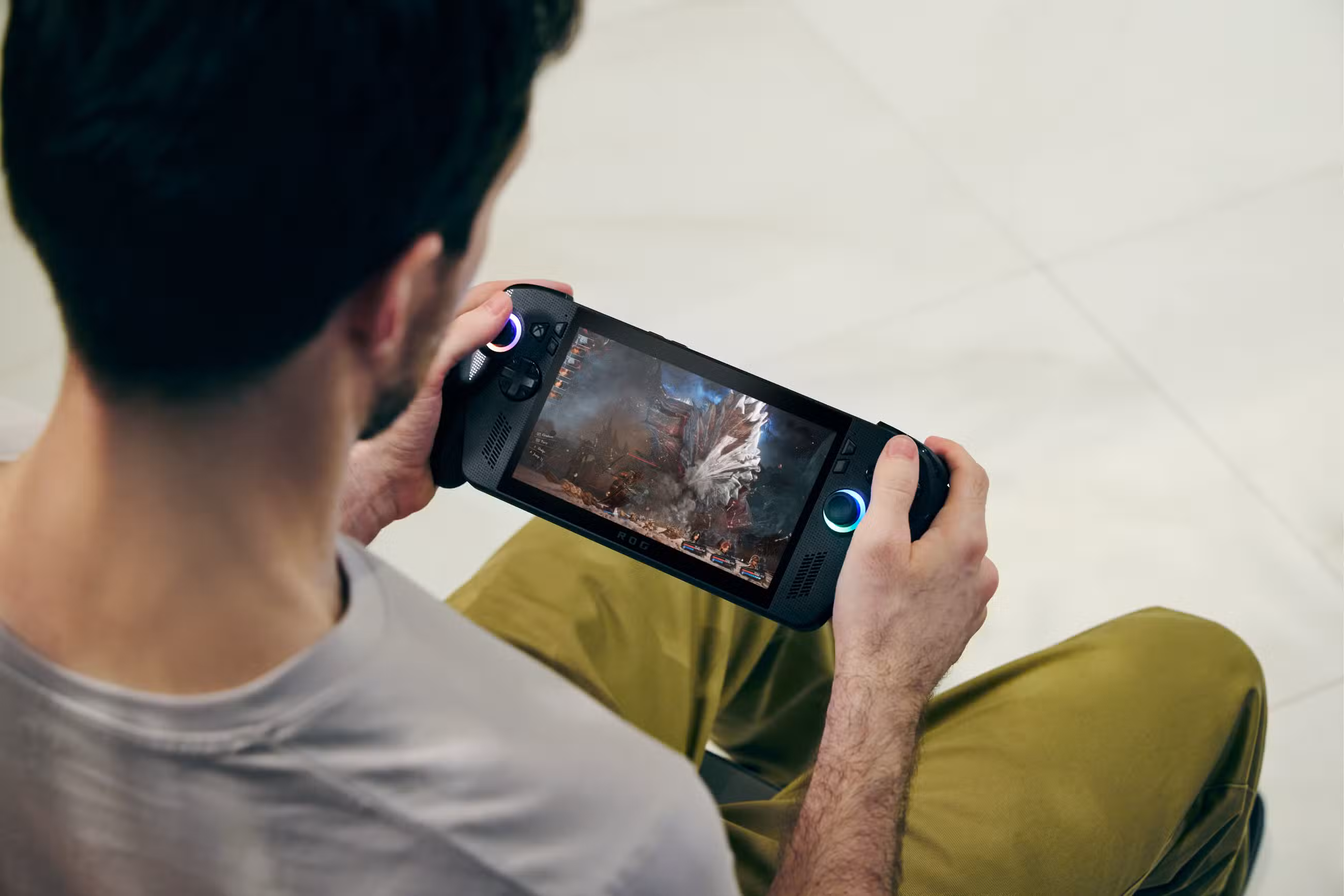 Um homem joga um jogo em um console portátil ROG Xbox Ally X