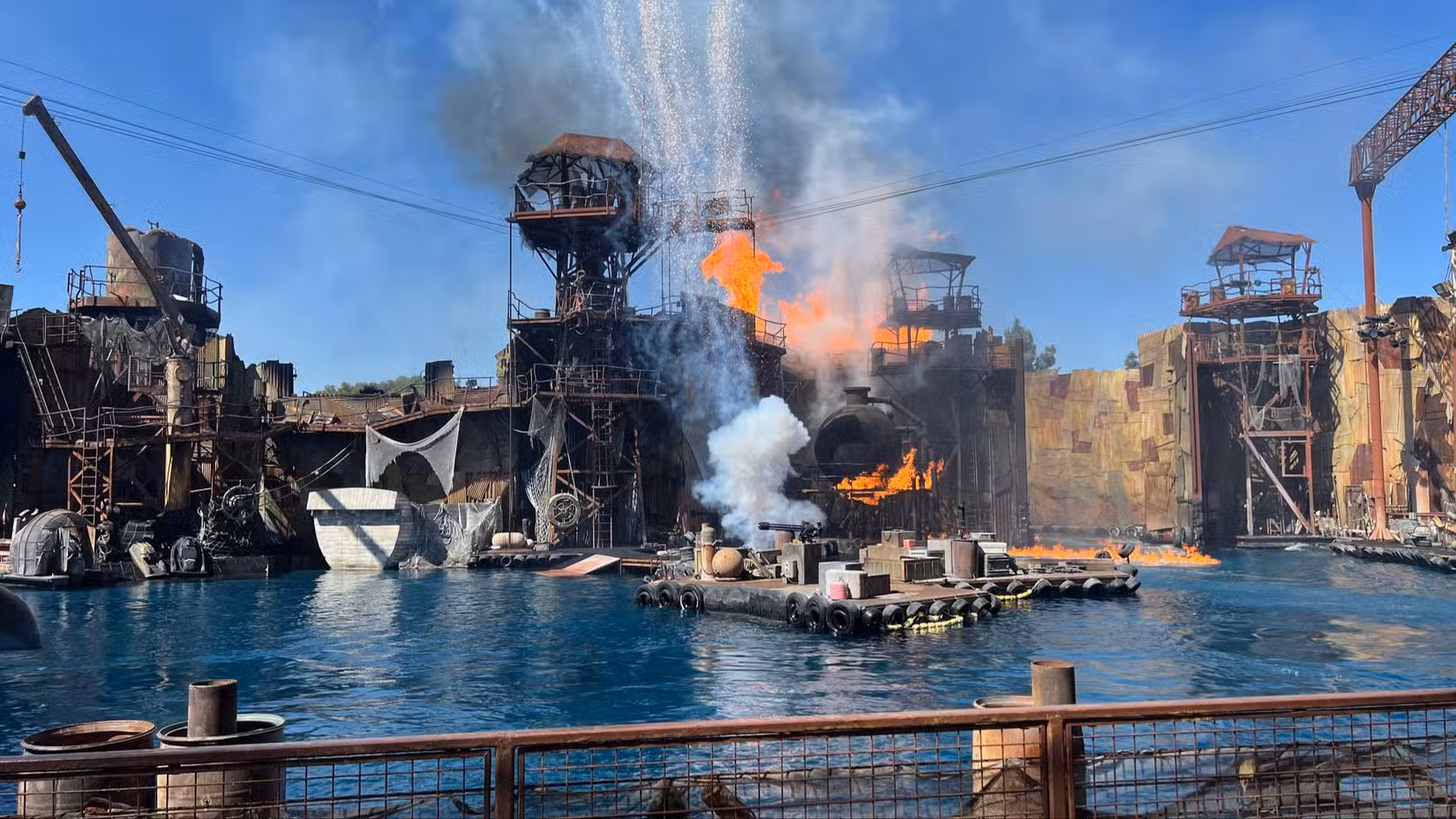 Waterworld: uma guerra marítima espetacular ao vivo