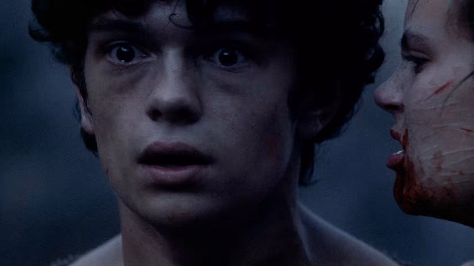 Um misterioso estranho sussurra algo perturbador para The Boy, uma figura anônima de Jesus interpretada por Noah Jupe, no filme The Carpenter's Son.