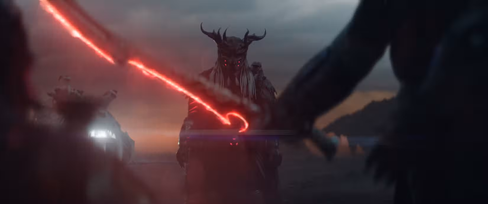 Uma figura em silhueta com uma espada futurista vermelha brilhante enfrenta um Predador blindado com um capacete com chifres em Predator: Badlands