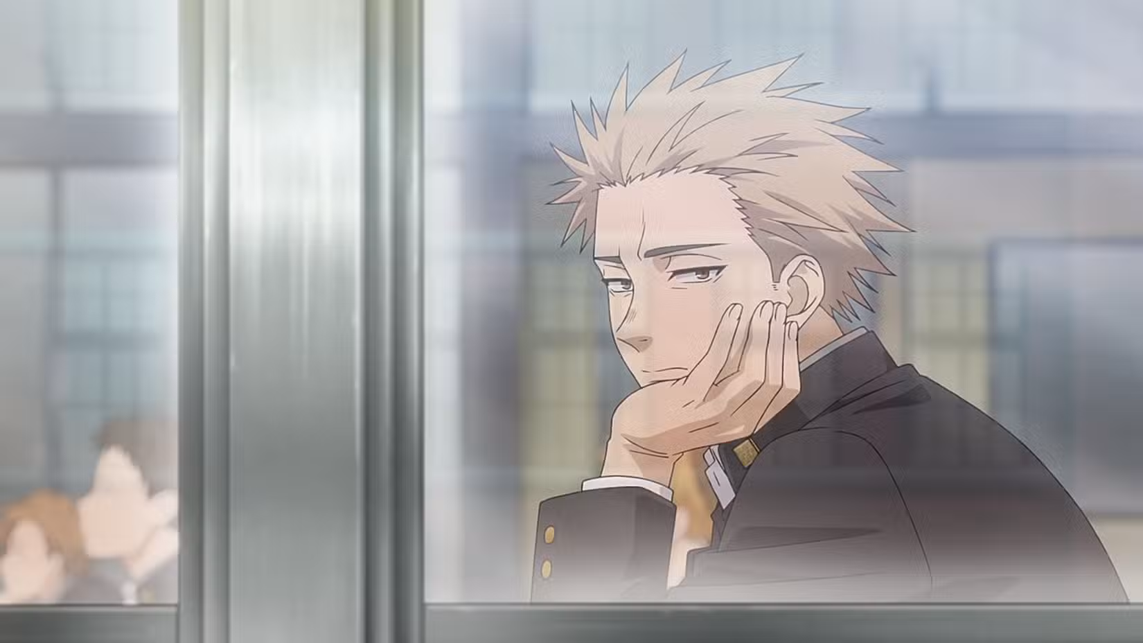 Uma captura de tela de The Fragrant Flower Blooms With Dignity mostrando Rintarou Tsumugi, um garoto loiro olhando para fora de sua sala de aula