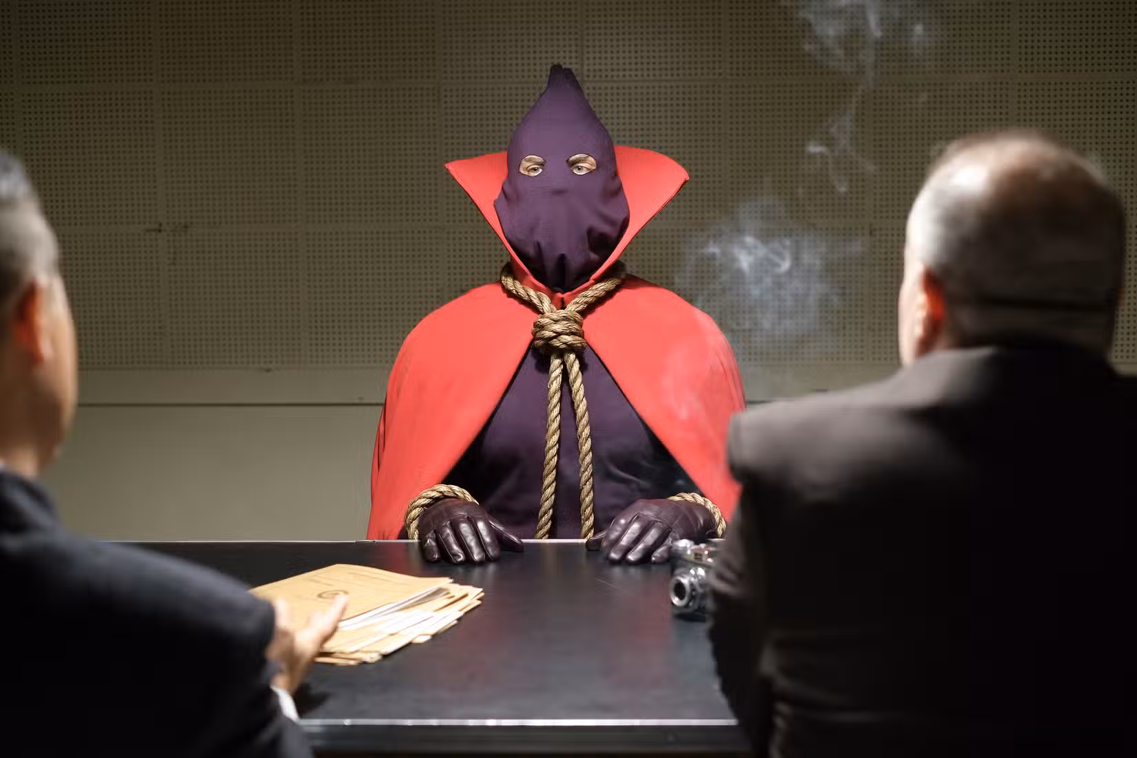 Um ator interpretando uma versão dramatizada de Hooded Justice em American Hero Story, um programa de ficção visto em Watchmen da HBO.