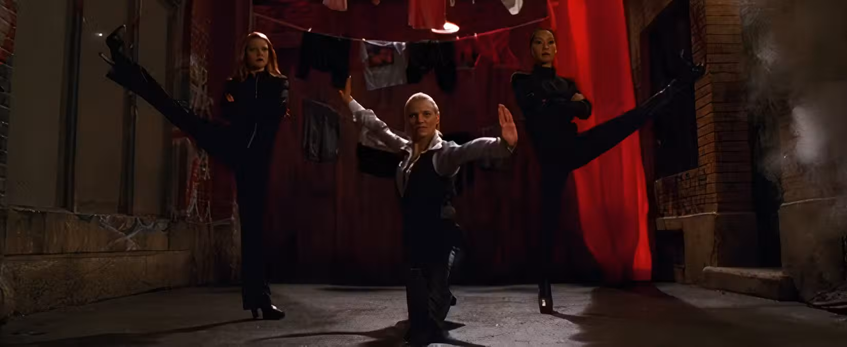 Em uma cena de Charlie's Angels, Drew Barrymore, Cameron Diaz e Lucy Liu assumem uma pose de kung-fu em grupo, como era o estilo da época.