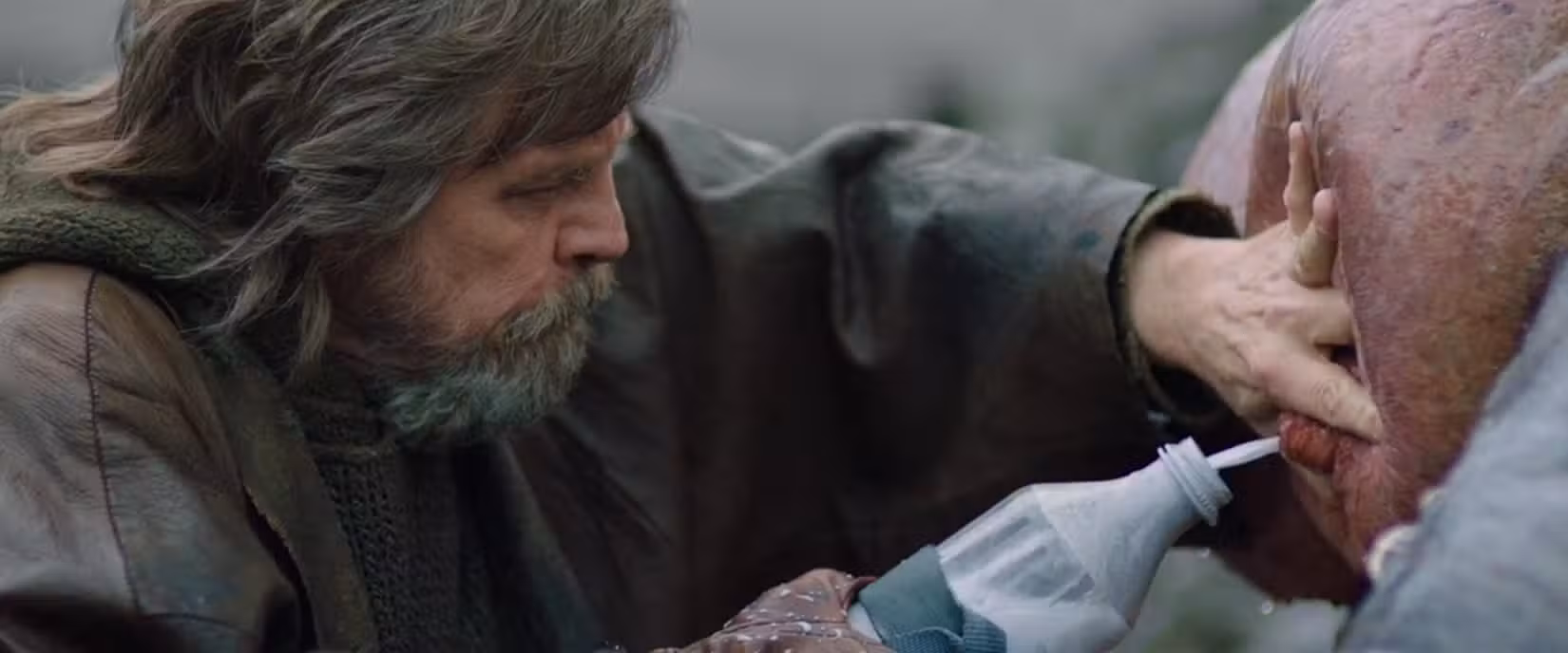 O velho e desgrenhado eremita Luke Skywalker (Mark Hamill) pressiona um seio alienígena para produzir um pouco de leite esverdeado em Star Wars: Episódio VIII – Os Últimos Jedi