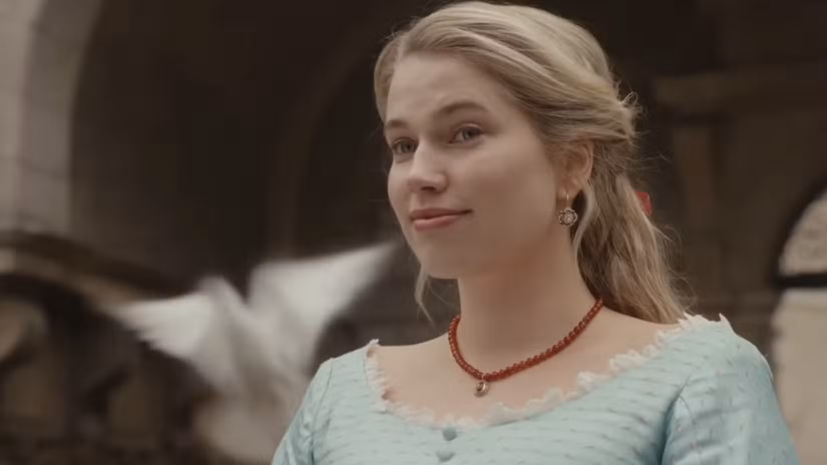 Agnes sorri para sua nova meia-irmã, Elvira, enquanto uma pomba voa atrás dela.