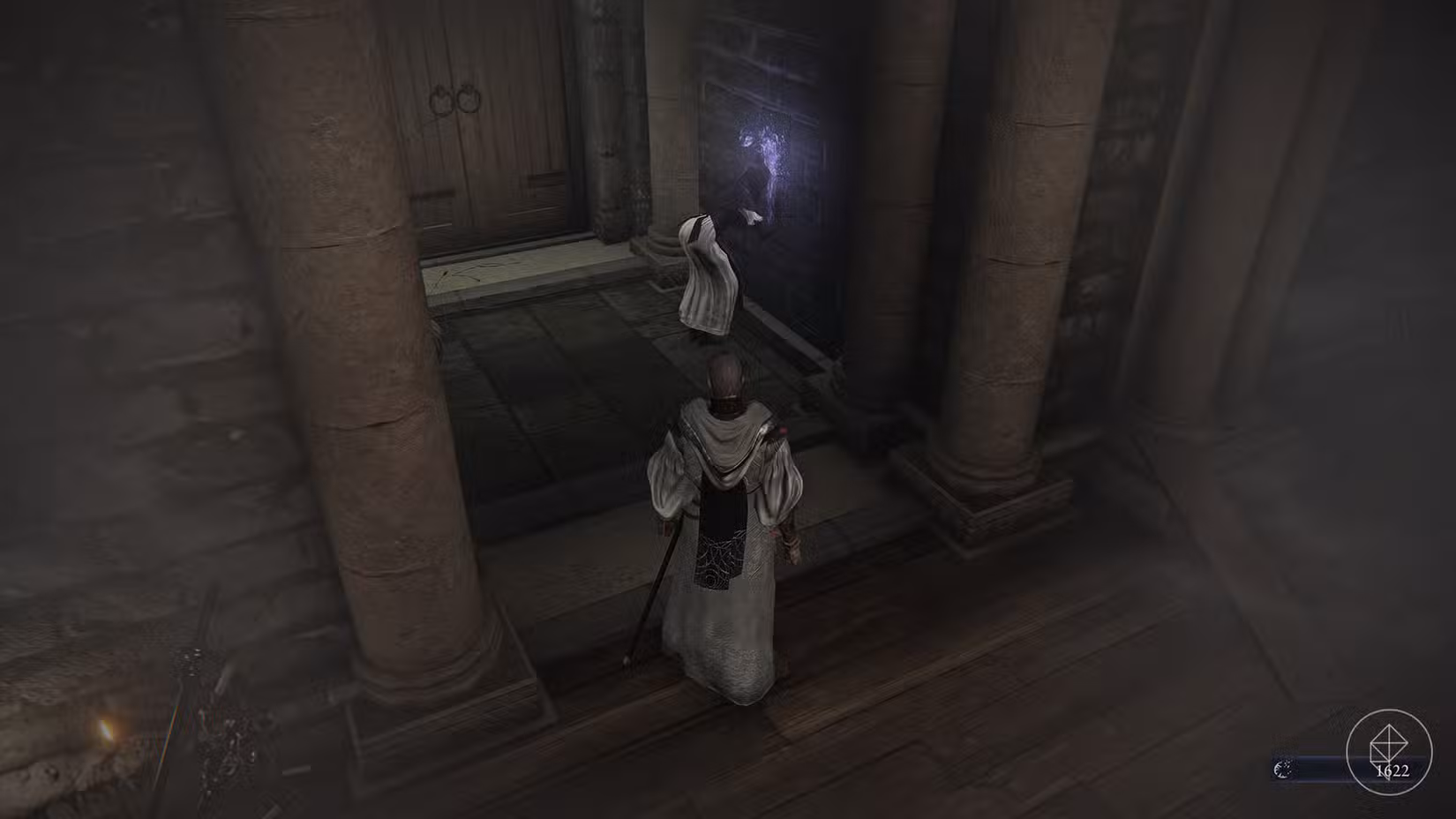 O Undertaker lambendo algo da parede da capela em Elden Ring Nightreign.