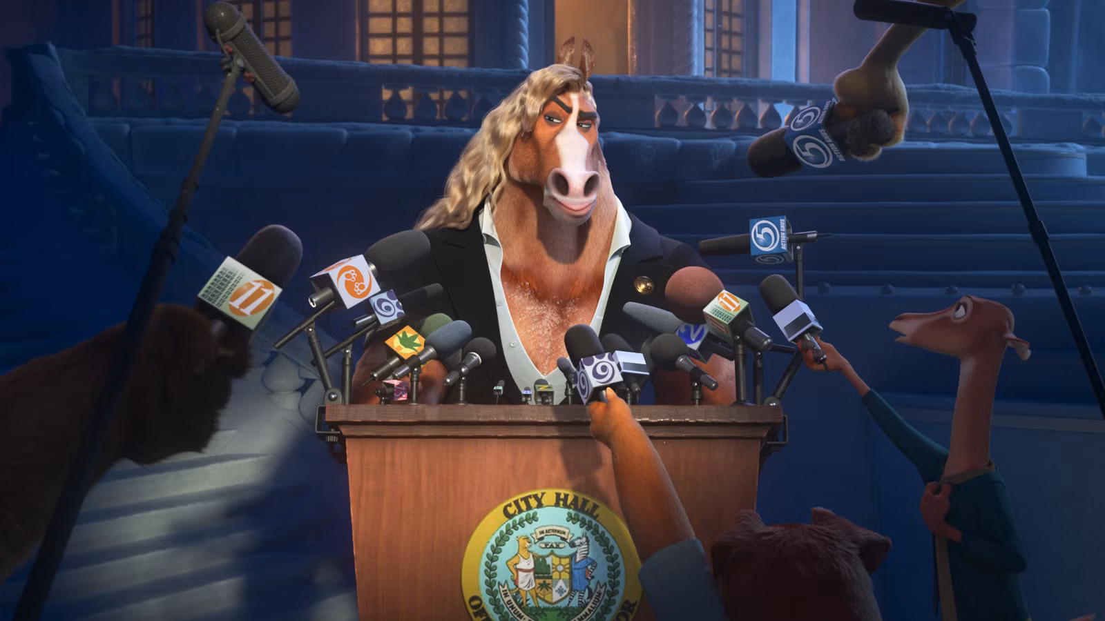 O prefeito Winddancer, um garanhão de aparência musculosa e crina dourada esvoaçante, dá uma entrevista coletiva em Zootopia 2