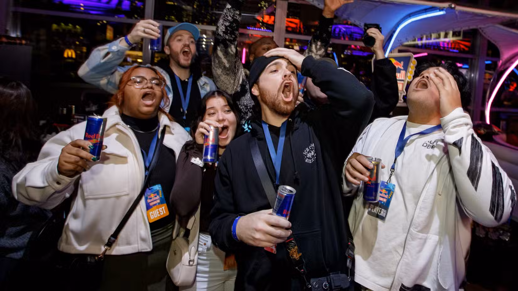 Os fãs reagem ao jogo durante o torneio.