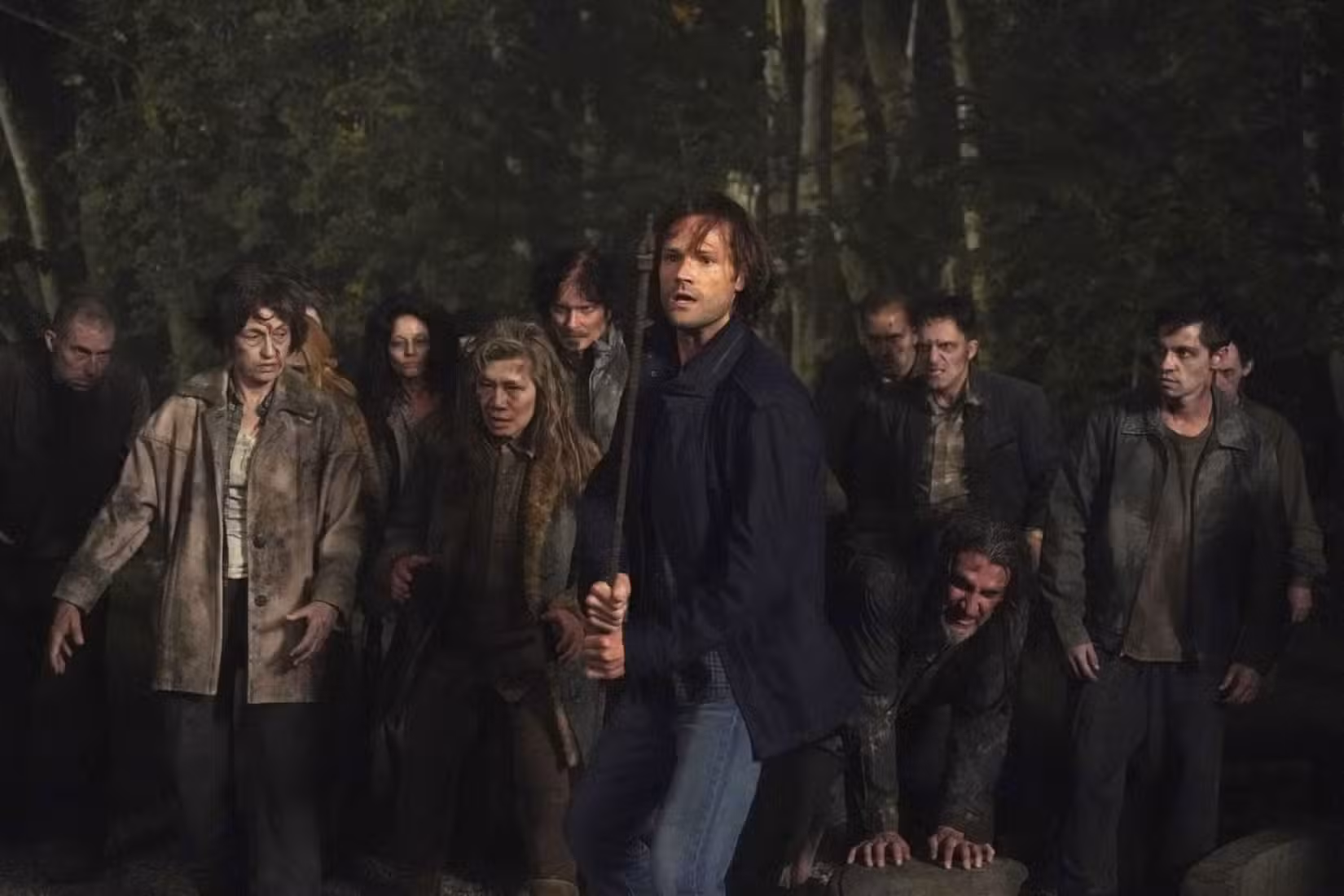 Jared Padalecki como Sam Winchester lutando contra zumbis em Supernatural