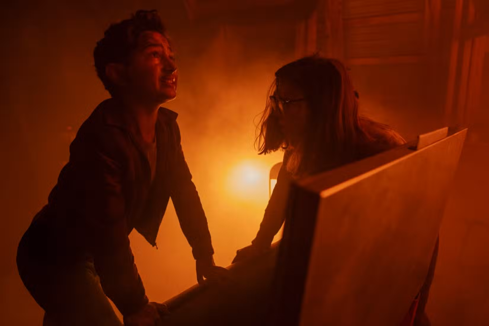 Rich (Arian S. Cartaya) e Marge (Matilda Lawler) lutam para sobreviver ao incêndio da Mancha Negra em Welcome to Derry