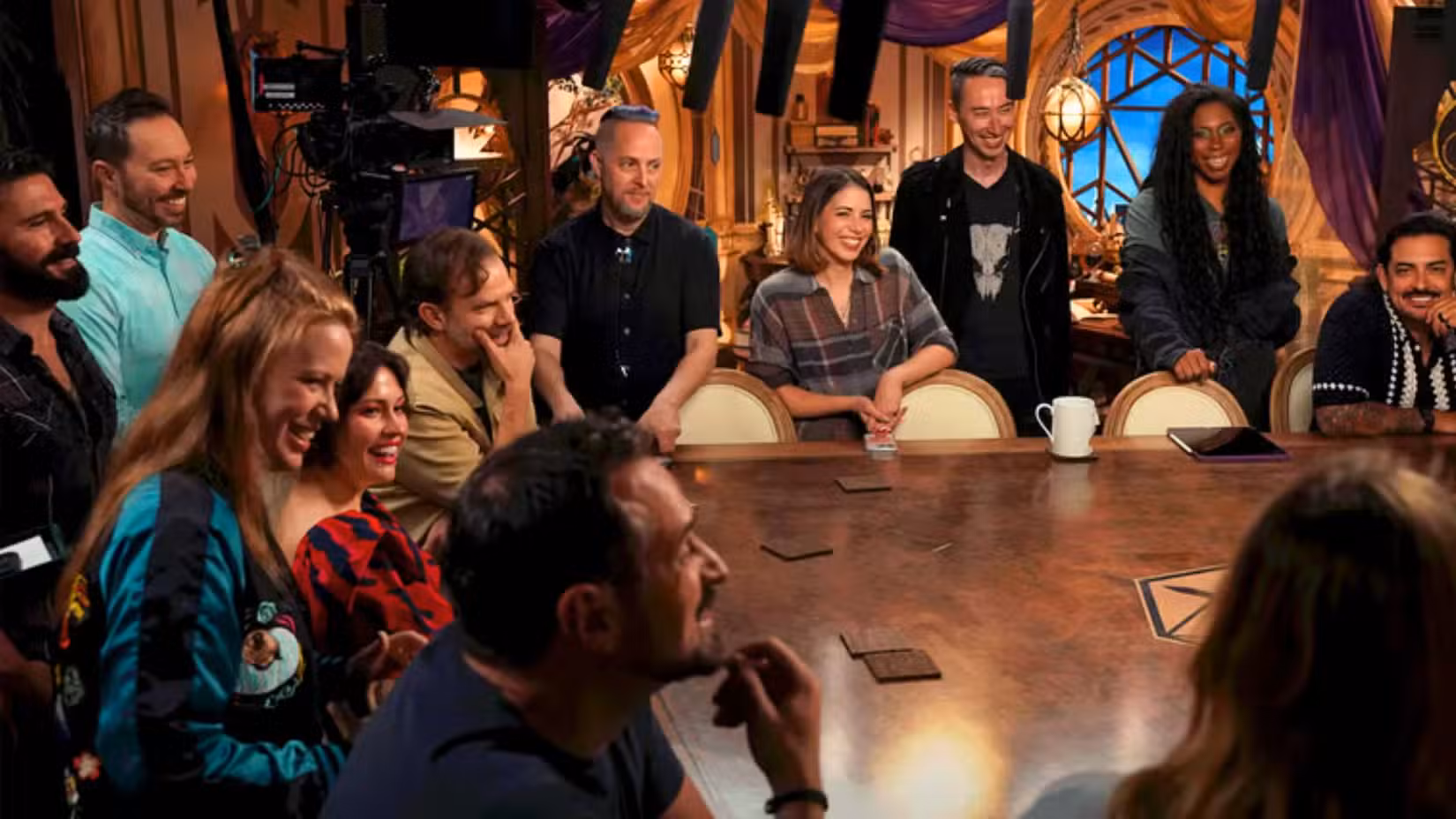 Uma imagem apresentando os 13 membros do elenco da campanha 4 da Critical Role.