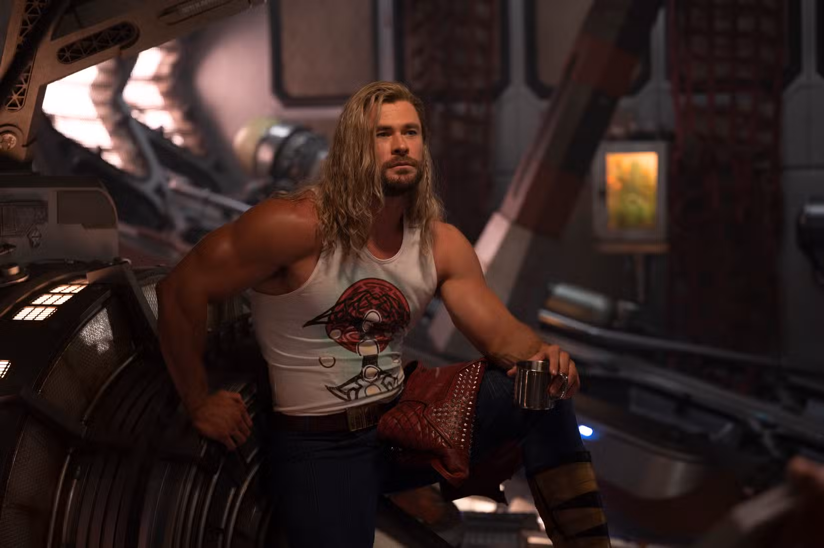 Thor (maluco) senta-se relaxado a bordo do Milano em uma regata em Thor: Love and Thunder