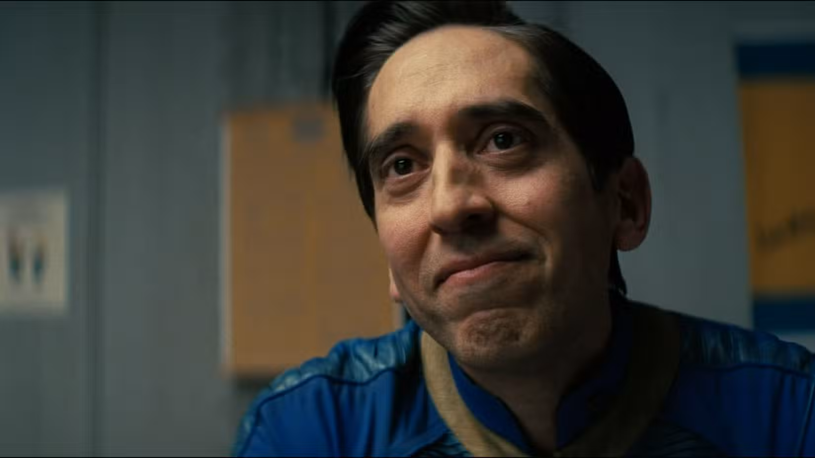 Reg McPhee franziu a testa ligeiramente no episódio 1 da 2ª temporada de Fallout.