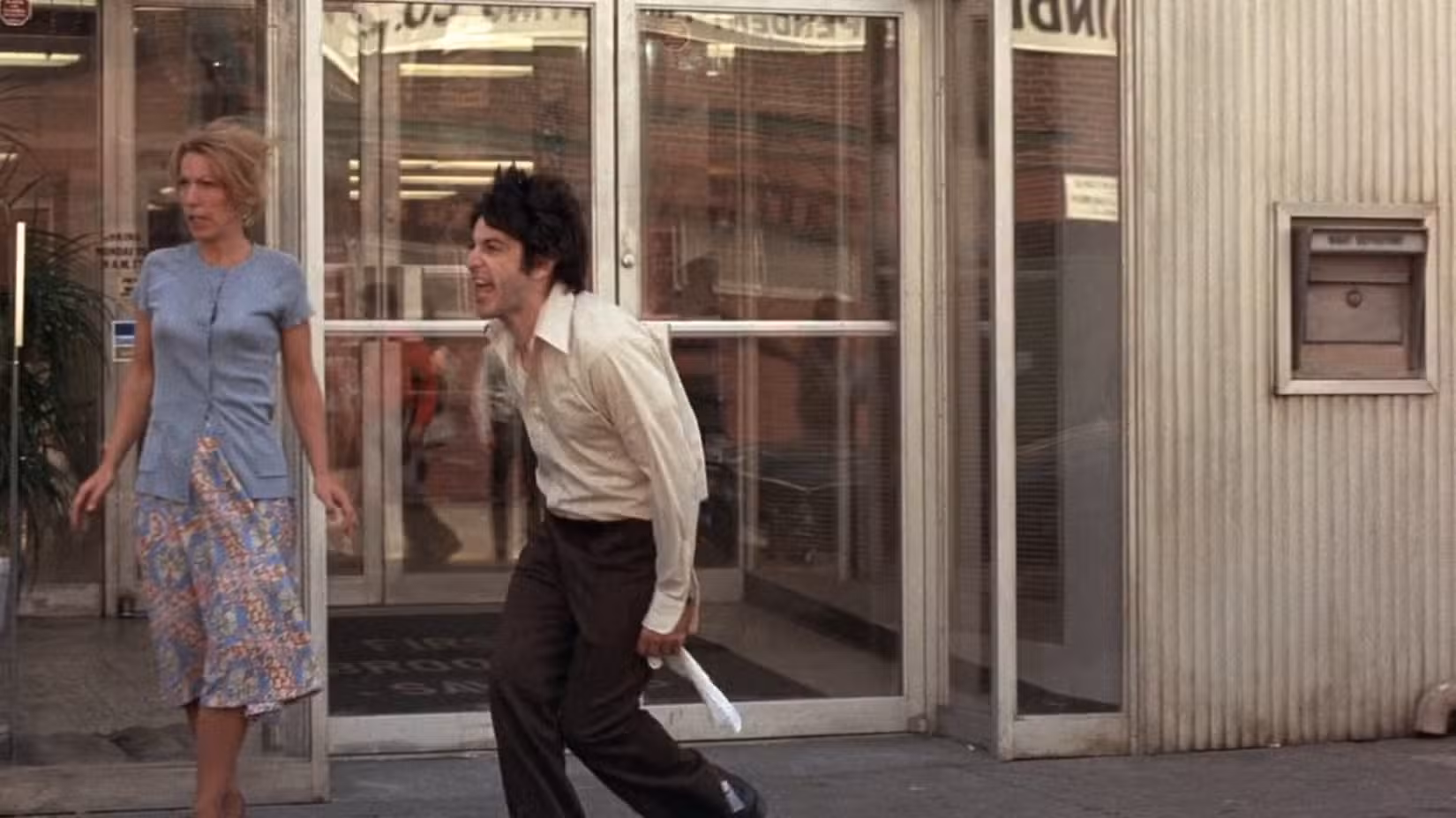 Al Pacino canta "ÁTICA!" em referência a um motim na prisão então recente em uma cena de Dog Day Afternoon
