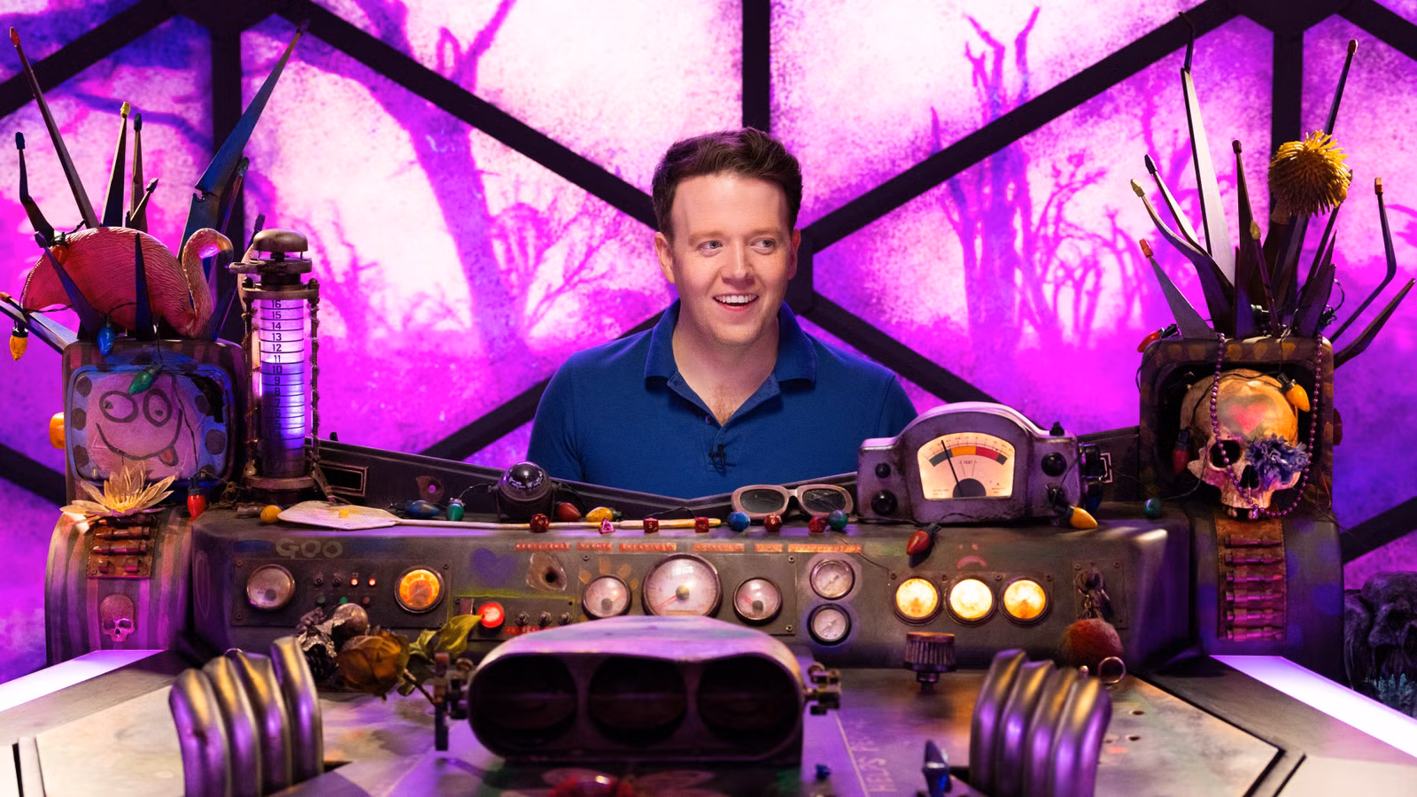 Dimensão 20 Gladlands DM Brennan Lee Mulligan sentado na cúpula D20.