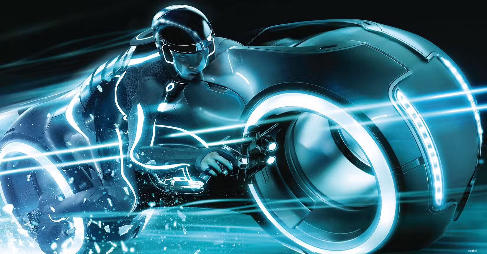 Sam Flynn anda em uma motocicleta em tons de azul com listras de desfoque de movimento em uma foto promocional de Tron: Legacy