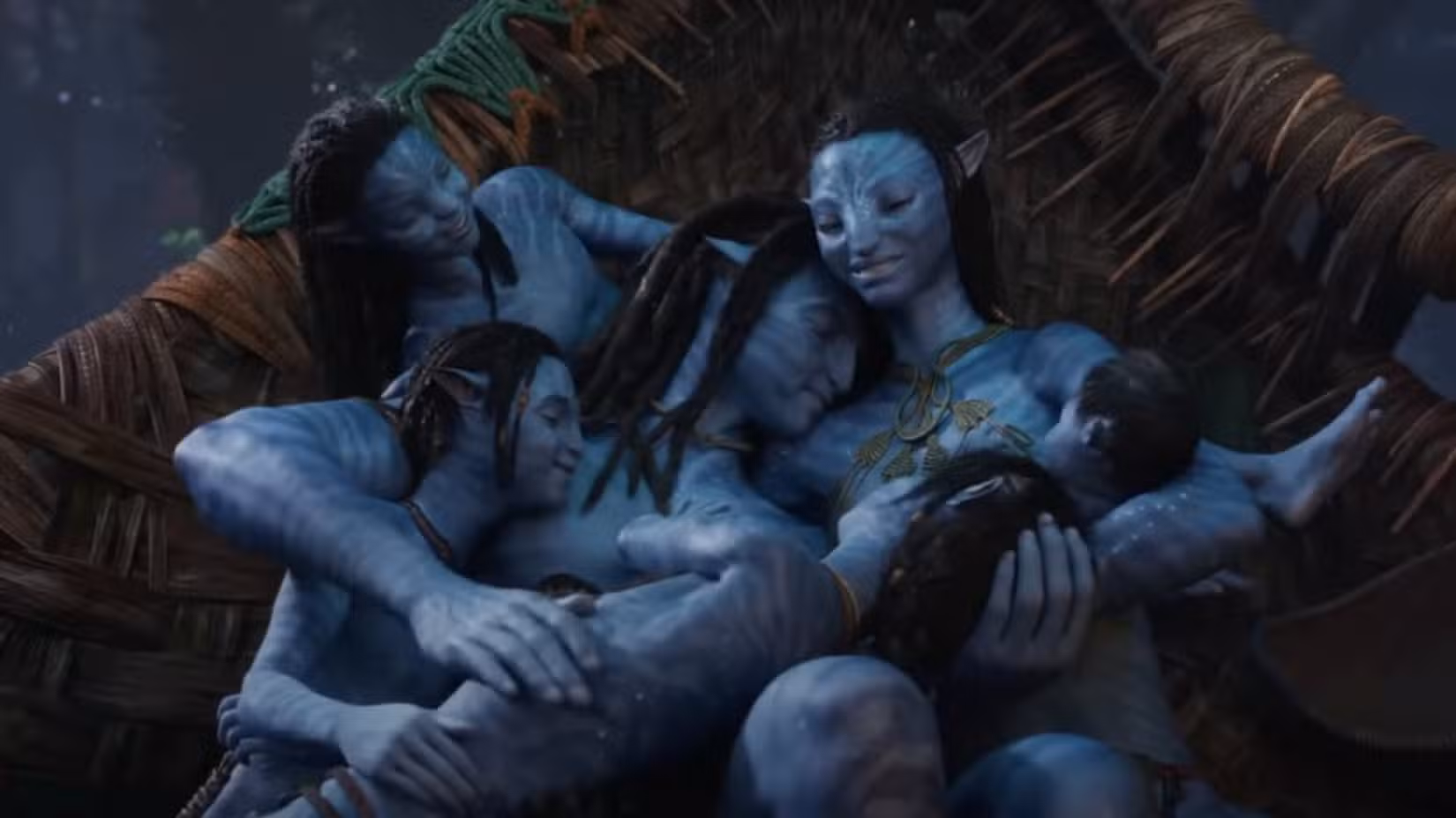A família Sully, de seis membros, dorme em uma grande pilha azul em uma cena de Avatar: O Caminho da Água