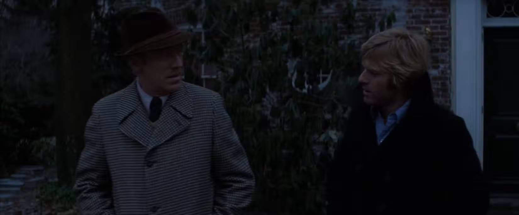 Robert Redford compartilha uma conversa desconfortável com Max Von Sydow em uma cena de Três Dias do Condor