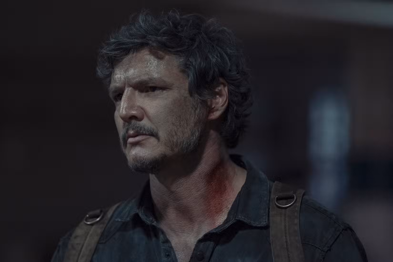 Um close de Joel (Pedro Pascal) no final da 1ª temporada de The Last of Us