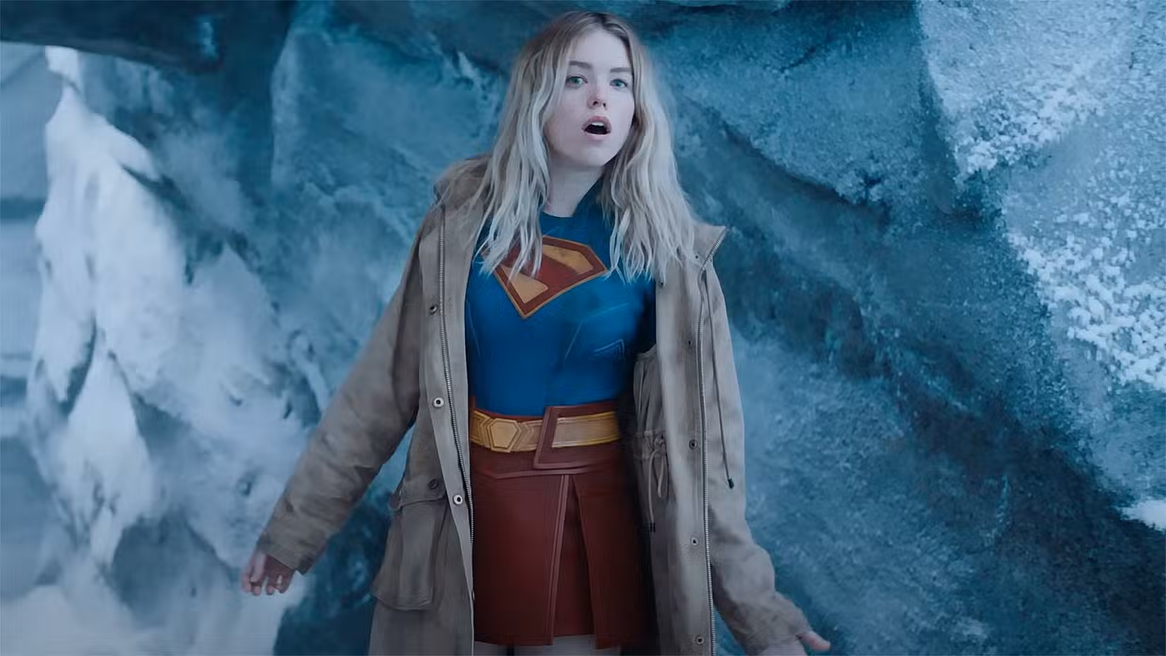 Em uma cena do filme Superman de 2025, Supergirl é apresentada, tropeçando na Fortaleza da Solidão do Superman.