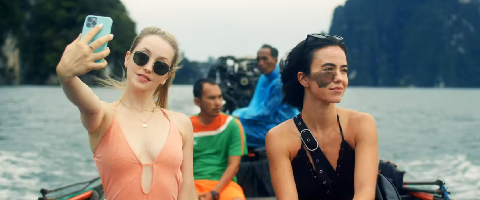 Madison tira uma selfie ao lado da CW enquanto está em um barco no Influencer