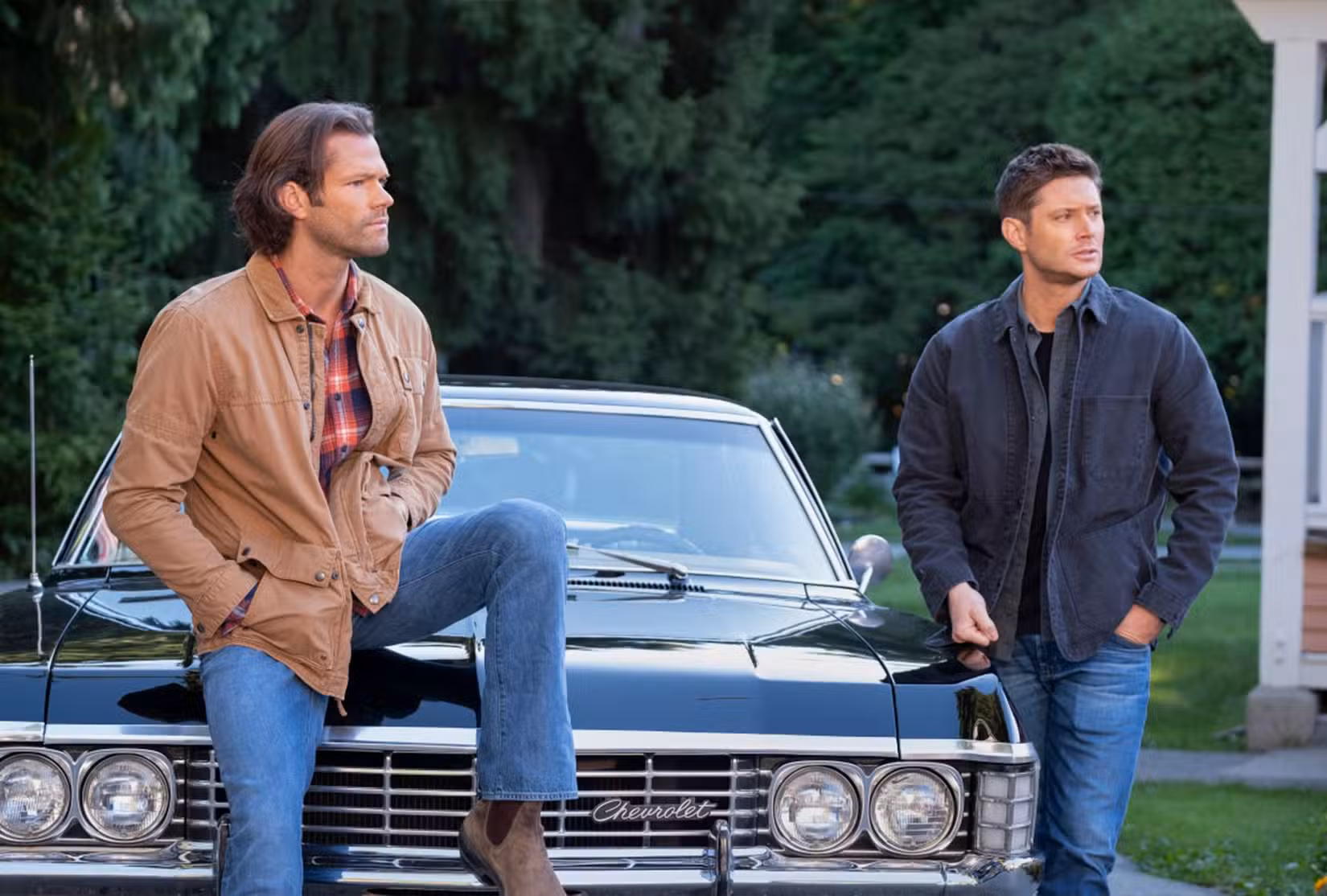 Jensen Ackles e Jared Padalecki como Dean e Sam Winchester em Supernatural