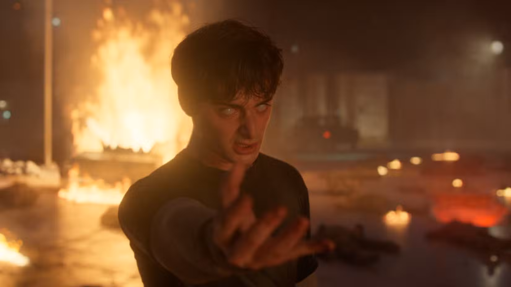 Will (Noah Schnapp) estende a mão perto de uma fenda com fogo ao fundo na 5ª temporada de Stranger Things