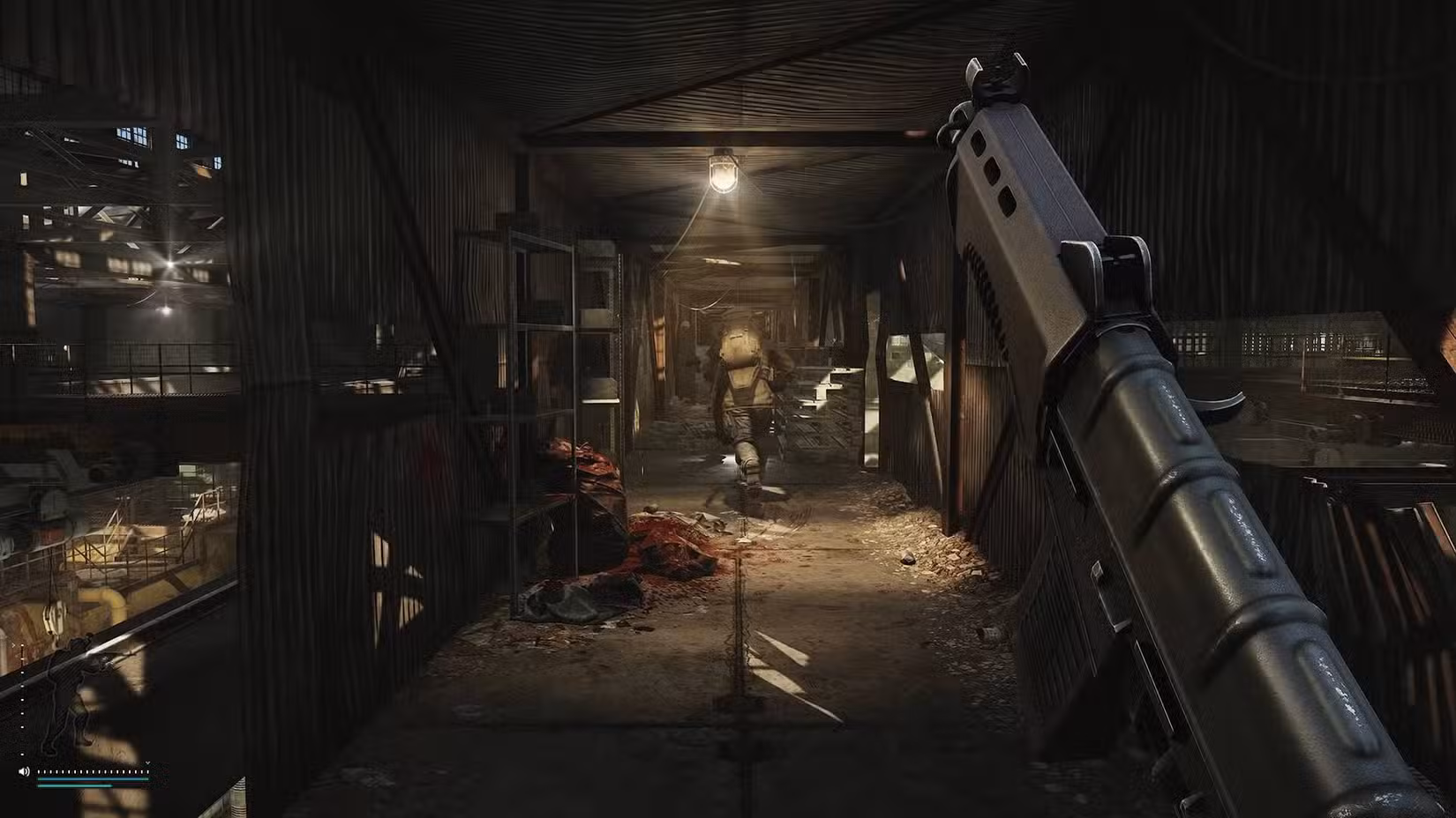 O jogador em Escape From Tarkov empunhando um rifle e andando por um corredor com outro jogador na frente dele.
