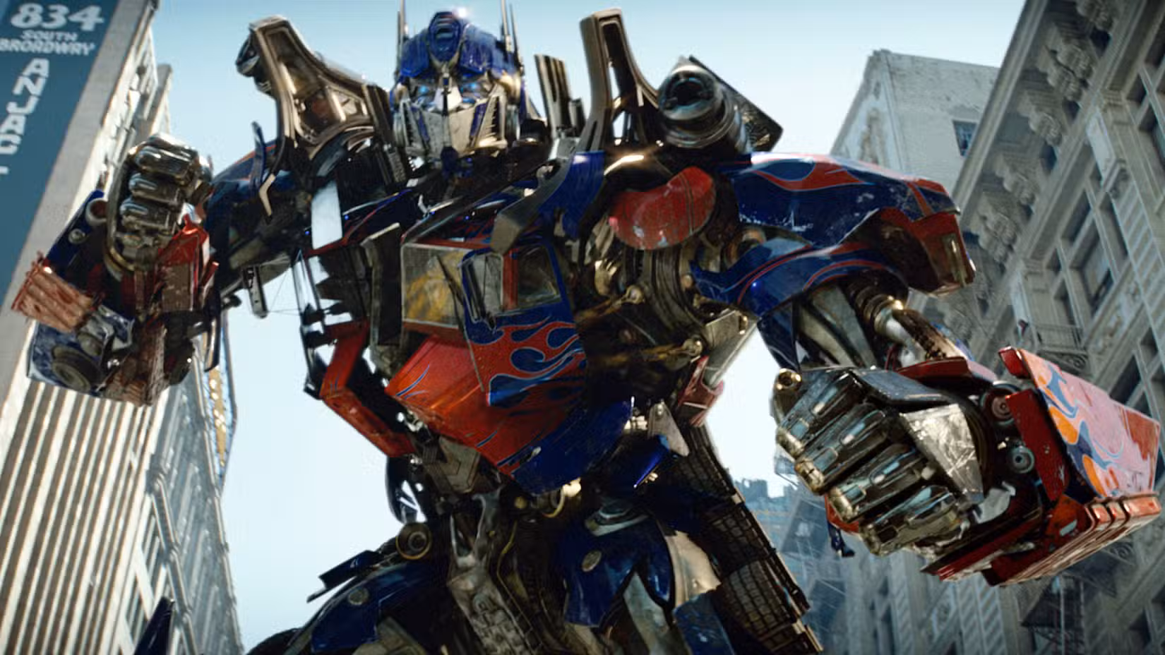 Optimus Prime, um robô vermelho e azul com decalques de chamas, se preparando para a batalha em Transformers