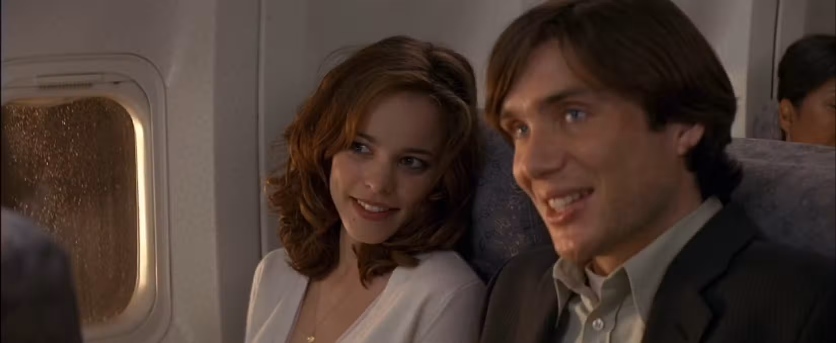 Em uma cena do thriller Red Eye, Rachel McAdams e Cillian Murphy parecem flertar enquanto estão juntas em um avião. Seu rosto está ligeiramente fora de foco, uma dica sutil de que este não será um romance para sempre. 