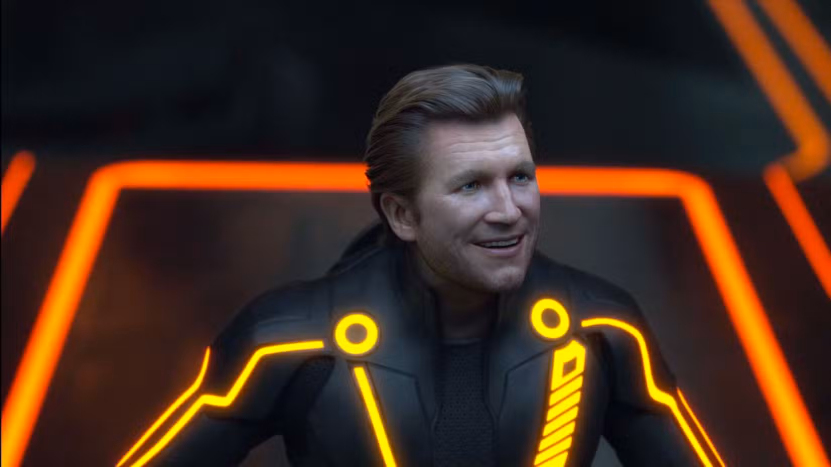 CLU, também conhecido como Jeff Bridges digital, sorri largamente em Tron: Legacy