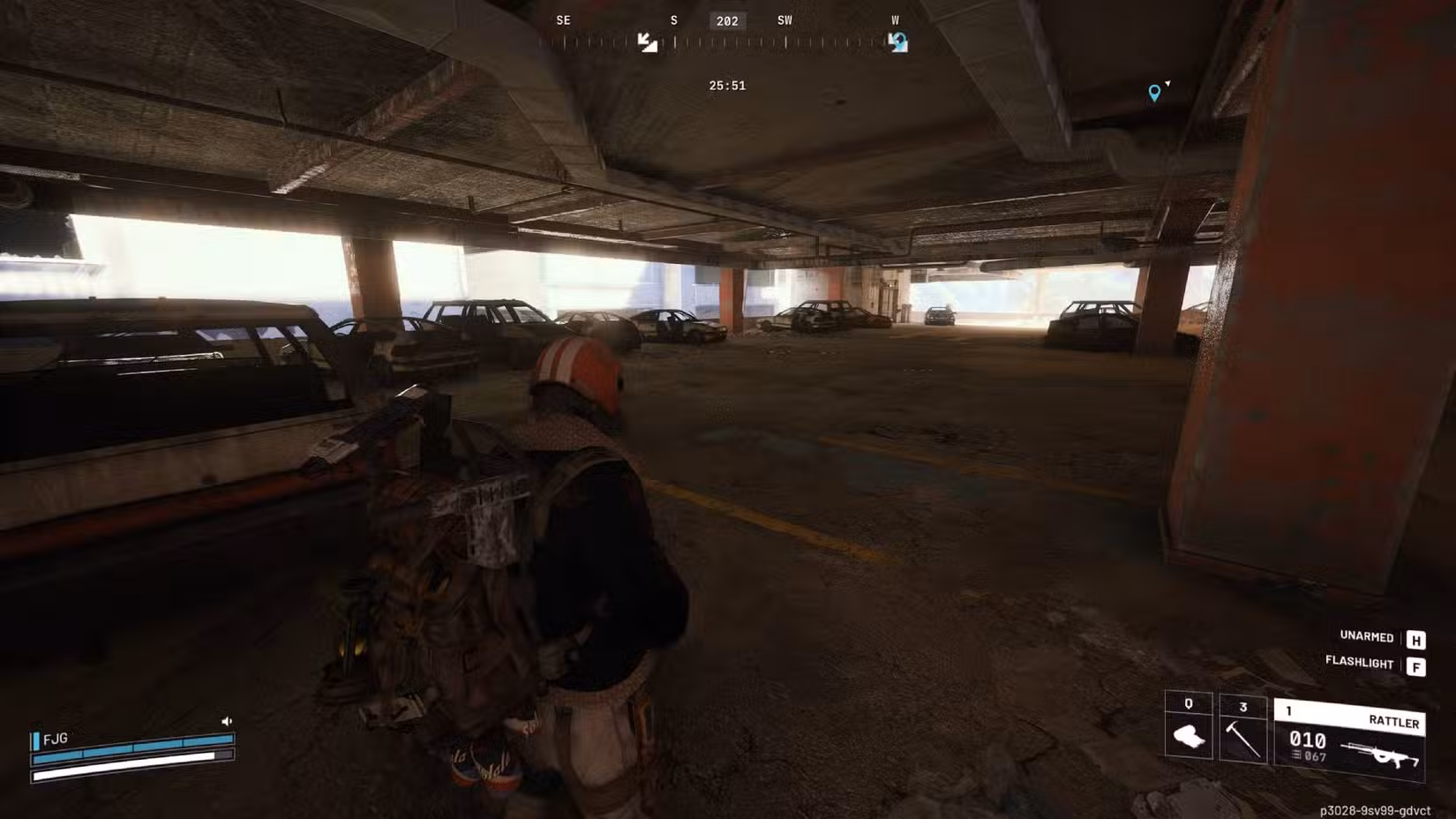 O jogador em Arc Raiders parado no estacionamento de Buried City, olhando para muitos carros saqueados.