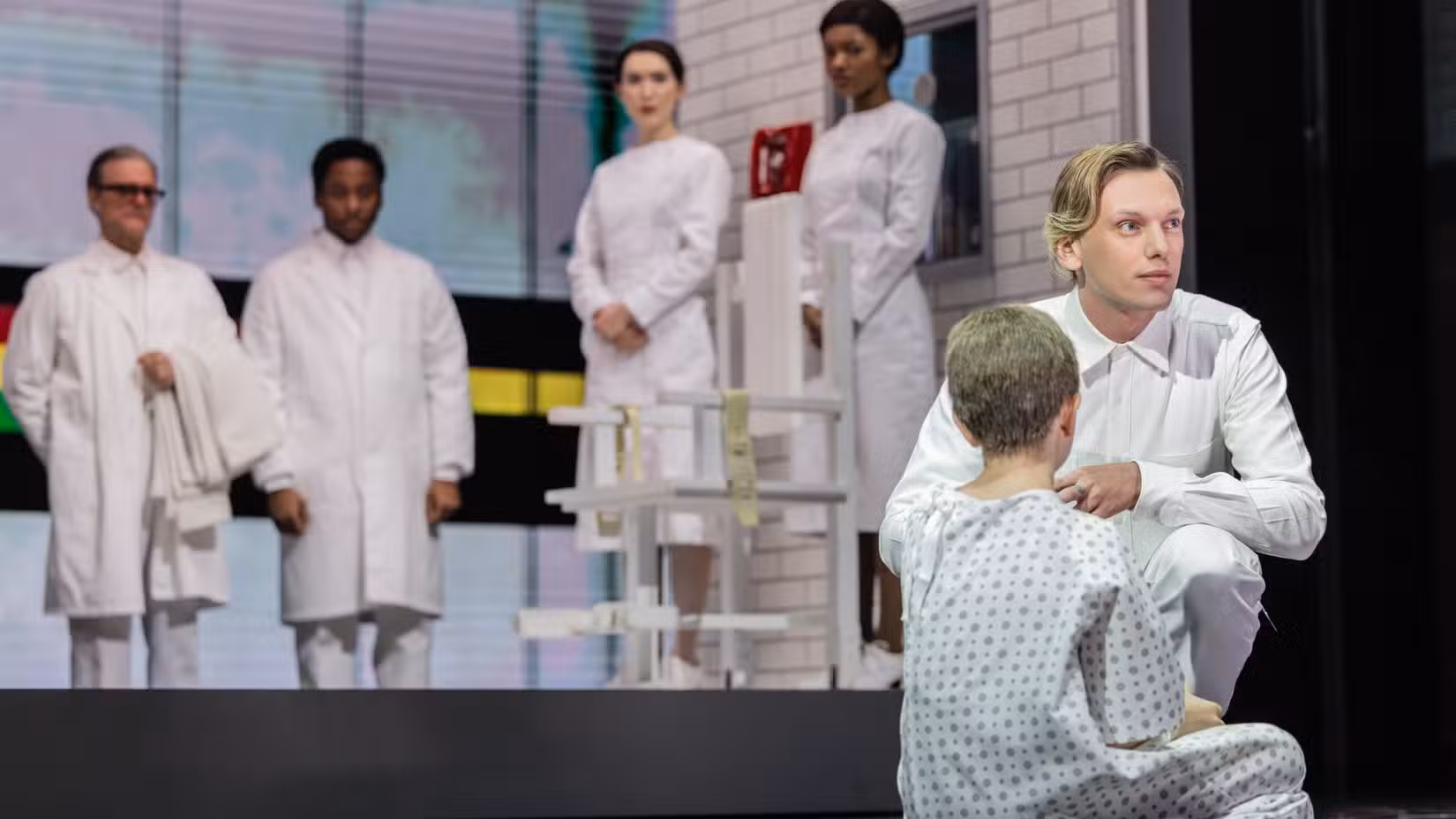 Jamie Campbell Bower aparece no palco em uma produção de Stranger Things: The First Shadow em Nova York como One conversando com Eleven