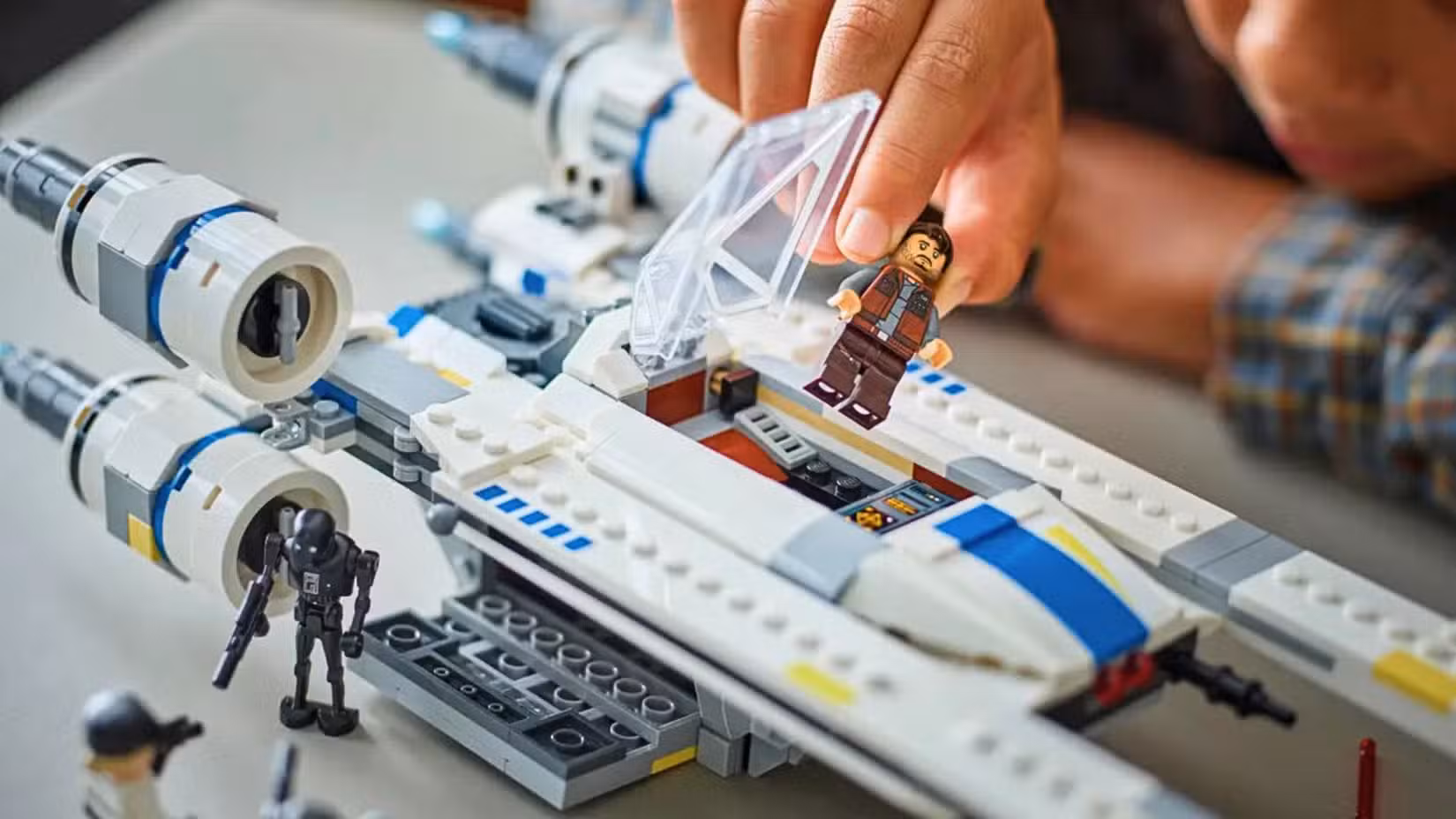 Uma imagem de estilo de vida mostrando uma figura Lego de Cassian Andor. e K2SO em um Rebel U-Wing
