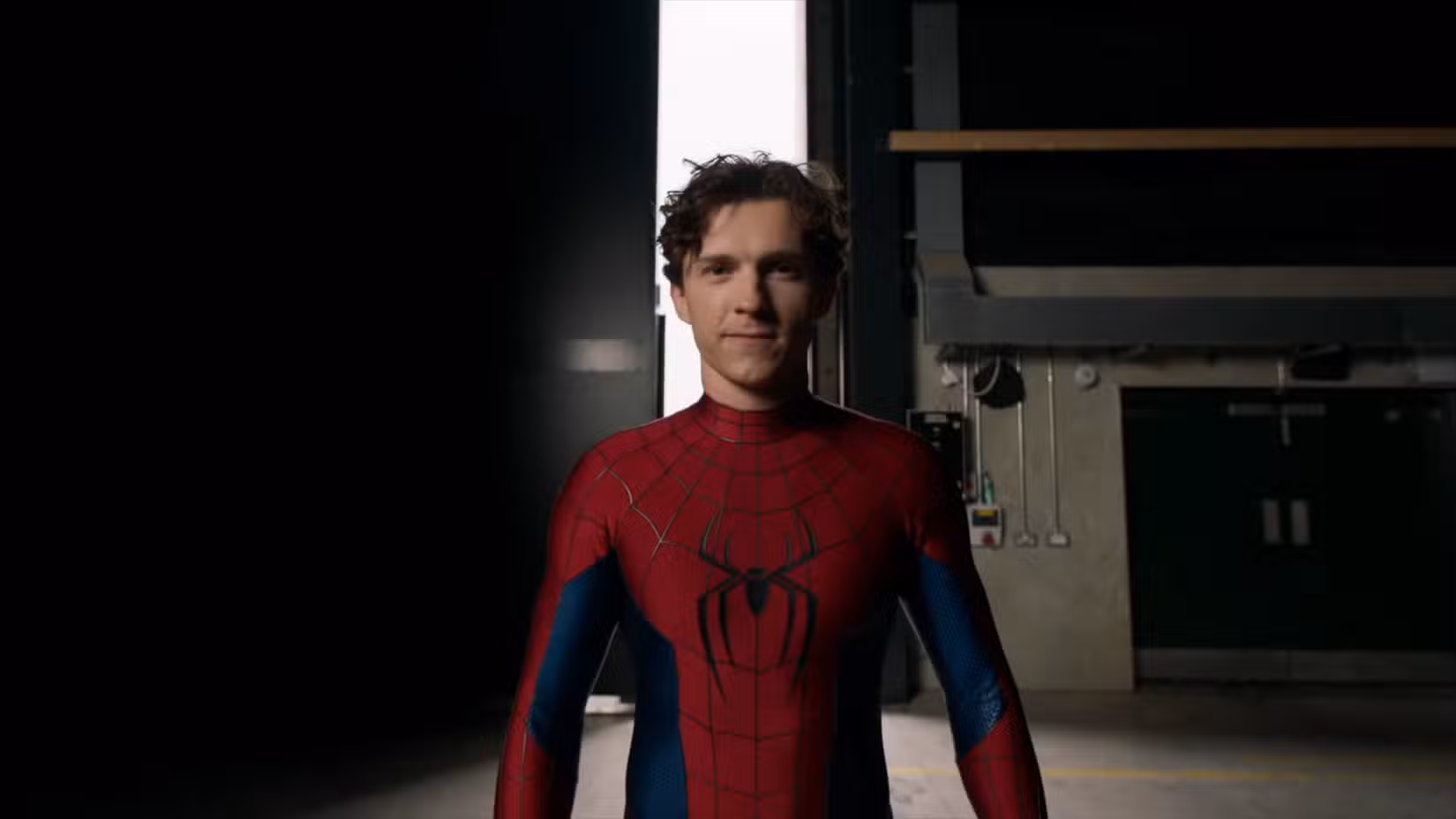 NOVO DIA DO HOMEM-ARANHA - Revelação do novo terno de Tom Holland 
