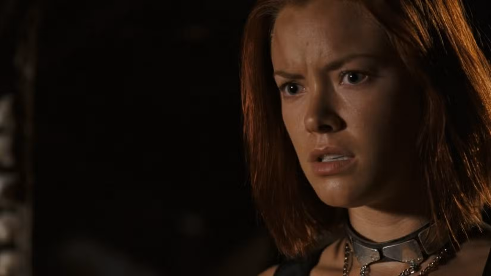 Kristanna Loken observa com consternação compreensível em um close-up médio do filme BloodRayne de 2006.