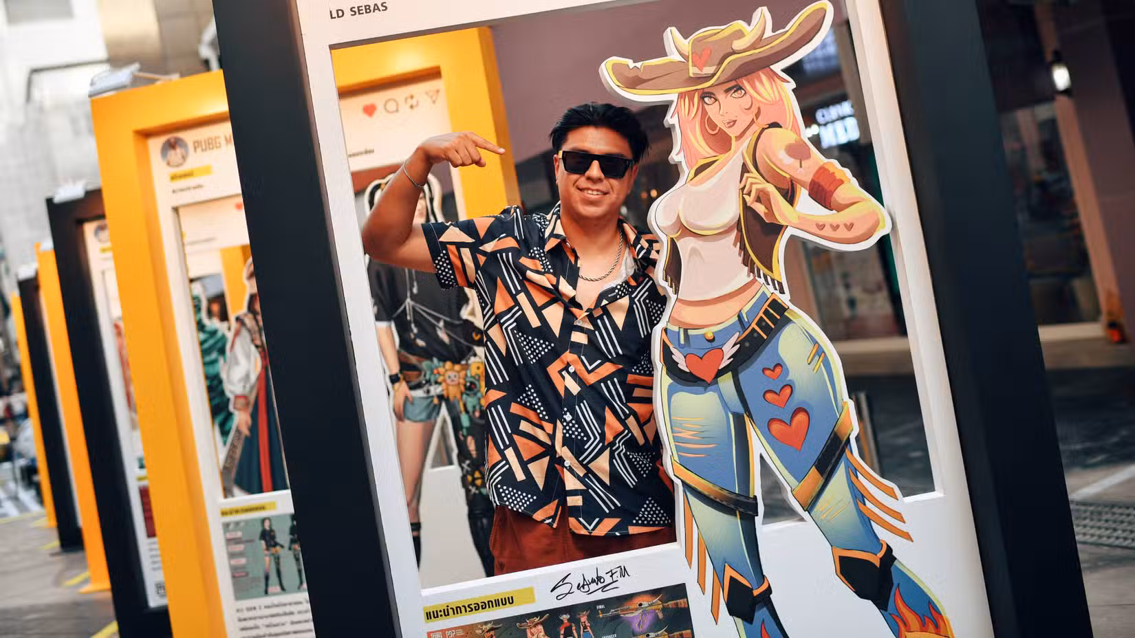 criador posando com um personagem do pubg mobile.